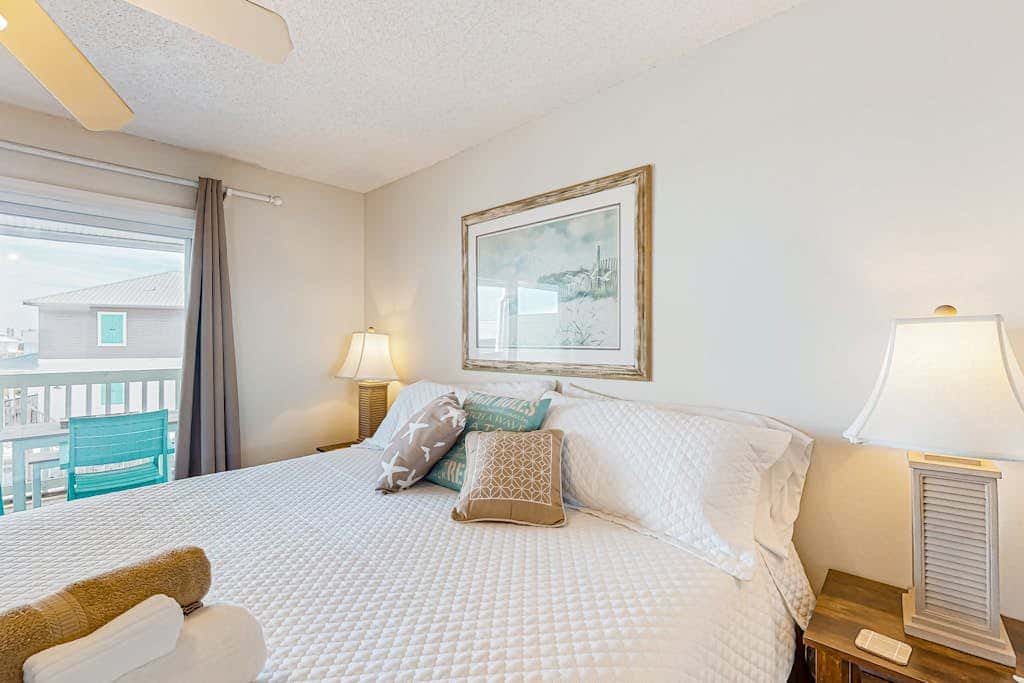 Waterfront condo with shared pool & pier, gas grill, balcony & AC