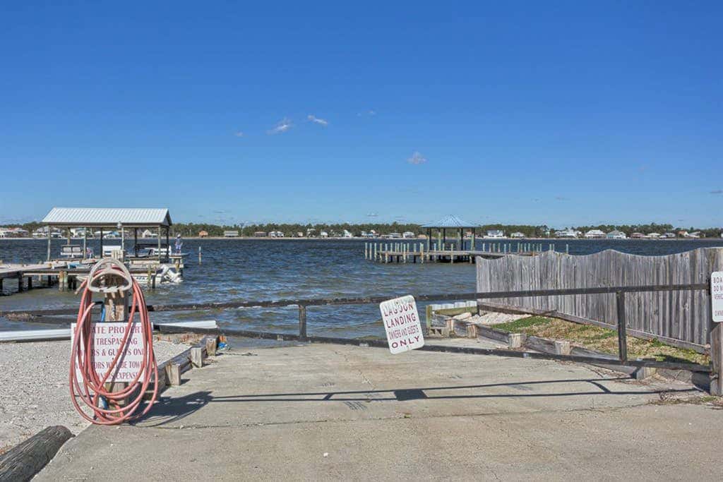 Waterfront condo with shared pool & pier, gas grill, balcony & AC