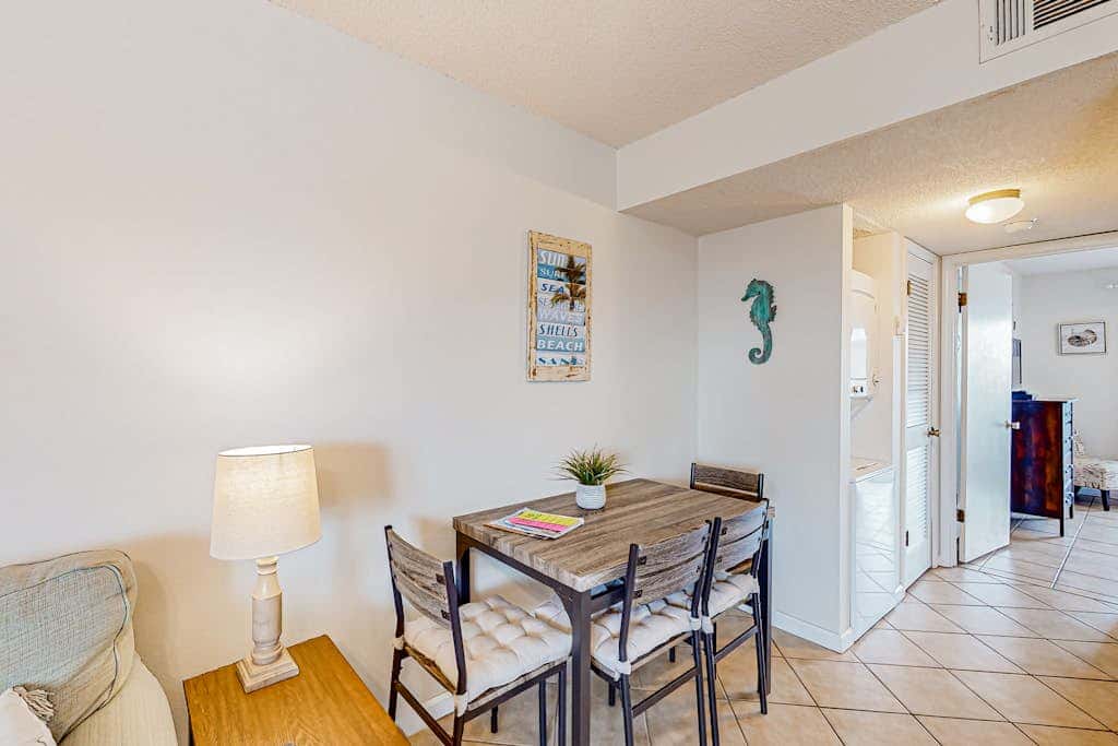 Waterfront condo with shared pool & pier, gas grill, balcony & AC