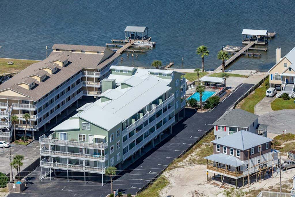 Waterfront condo with shared pool & pier, gas grill, balcony & AC