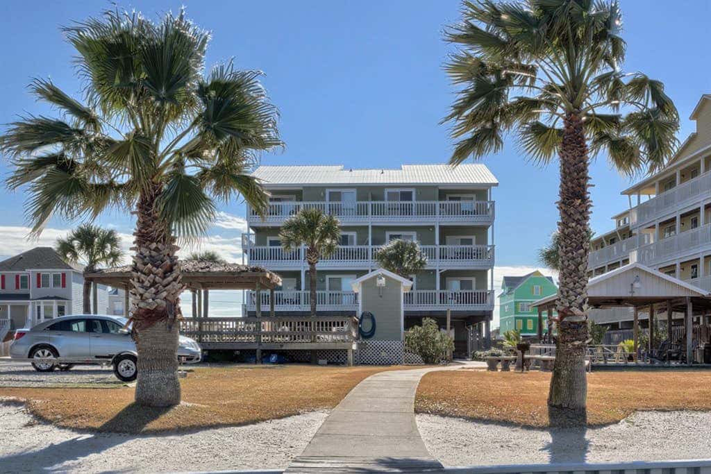 Waterfront condo with shared pool & pier, gas grill, balcony & AC