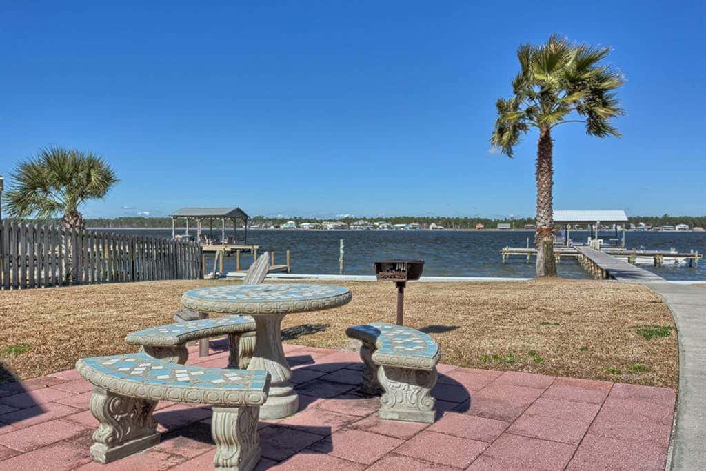 Waterfront condo with shared pool & pier, gas grill, balcony & AC