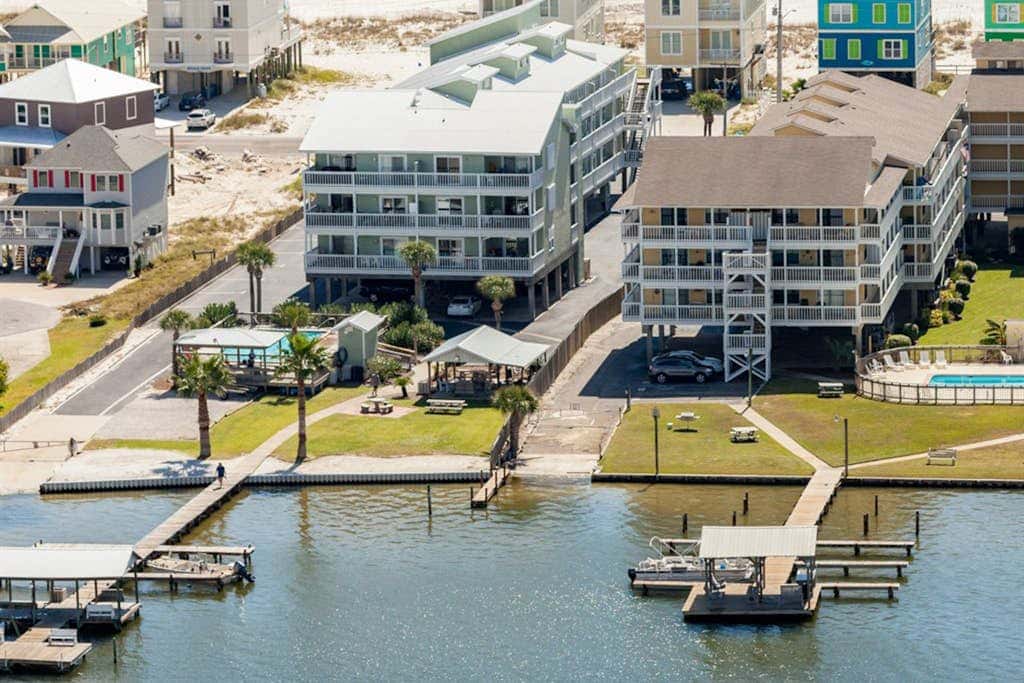 Waterfront condo with shared pool & pier, gas grill, balcony & AC
