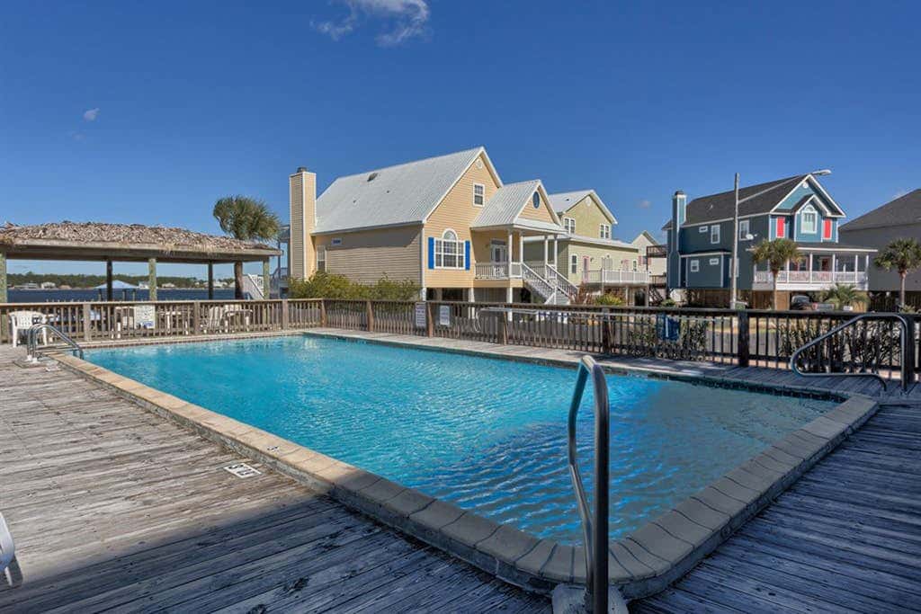 Waterfront condo with shared pool & pier, gas grill, balcony & AC