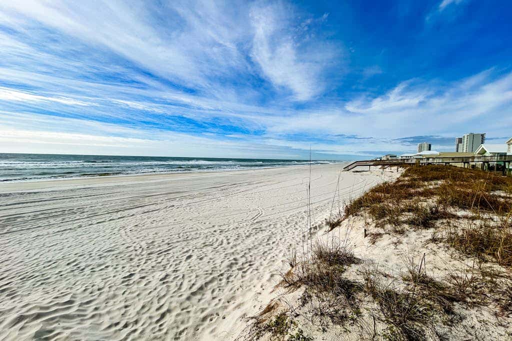 Waterfront condo with shared pool & pier, gas grill, balcony & AC
