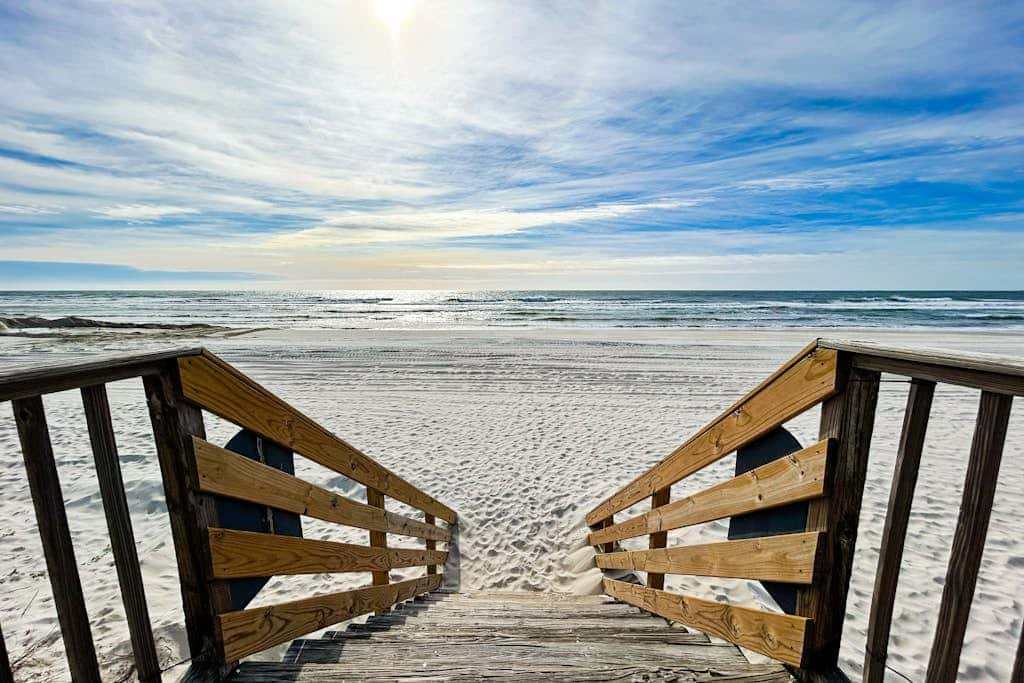 Waterfront condo with shared pool & pier, gas grill, balcony & AC