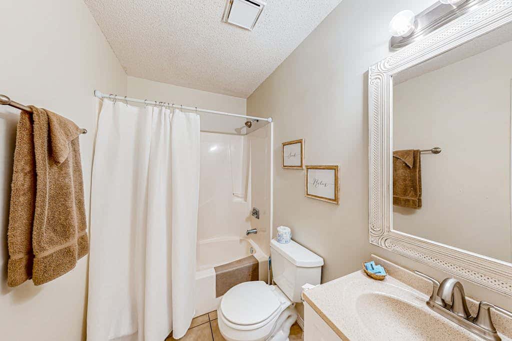 Waterfront condo with shared pool & pier, gas grill, balcony & AC