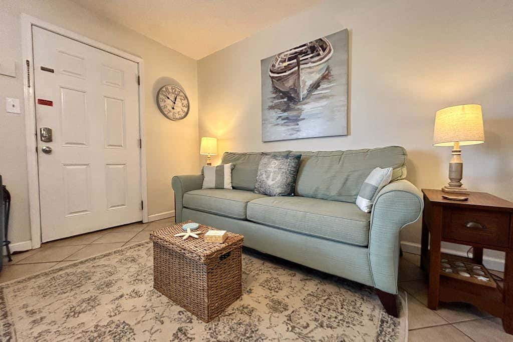 Waterfront condo with shared pool & pier, gas grill, balcony & AC