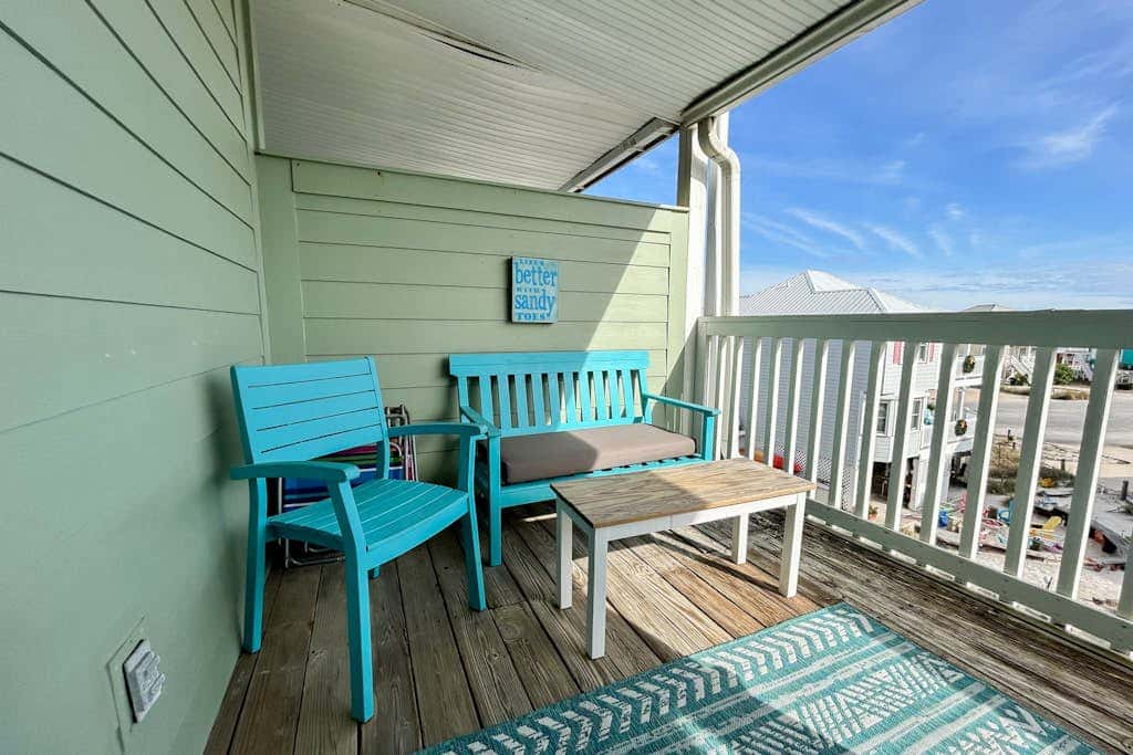 Waterfront condo with shared pool & pier, gas grill, balcony & AC