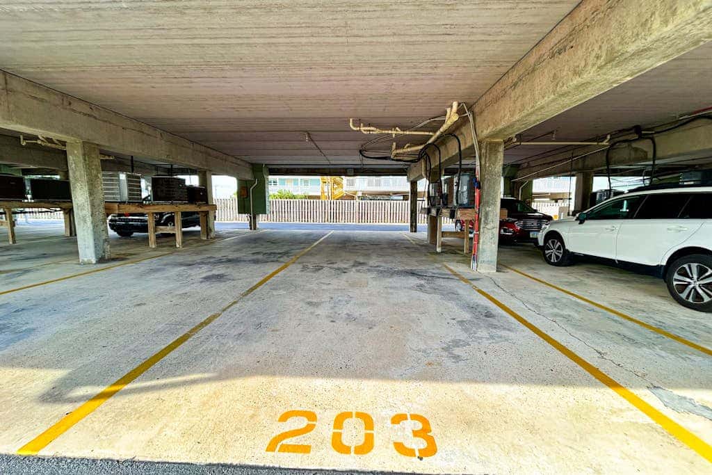 Waterfront condo with shared pool & pier, gas grill, balcony & AC