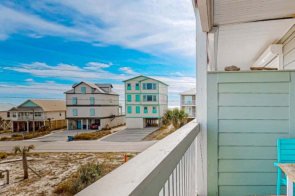Waterfront condo with shared pool & pier, gas grill, balcony & AC