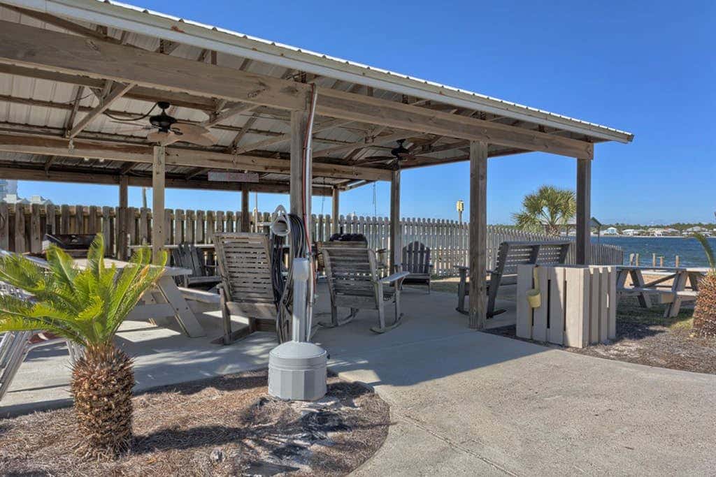 Waterfront condo with shared pool & pier, gas grill, balcony & AC