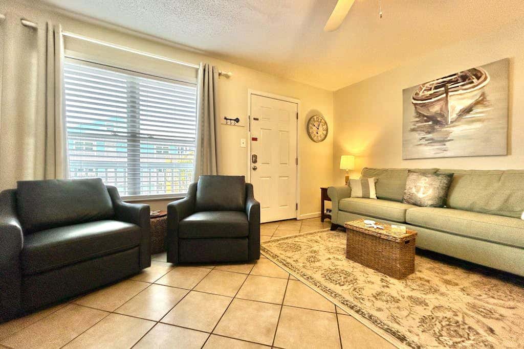 Waterfront condo with shared pool & pier, gas grill, balcony & AC