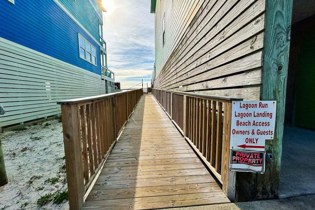 Waterfront condo with shared pool & pier, gas grill, balcony & AC