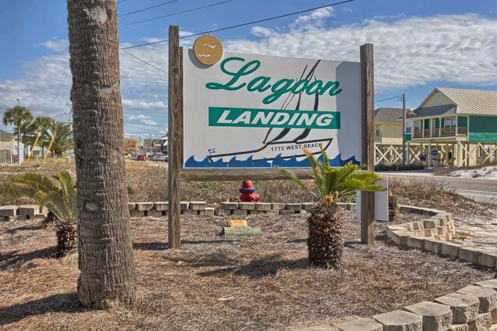 Waterfront condo with shared pool & pier, gas grill, balcony & AC