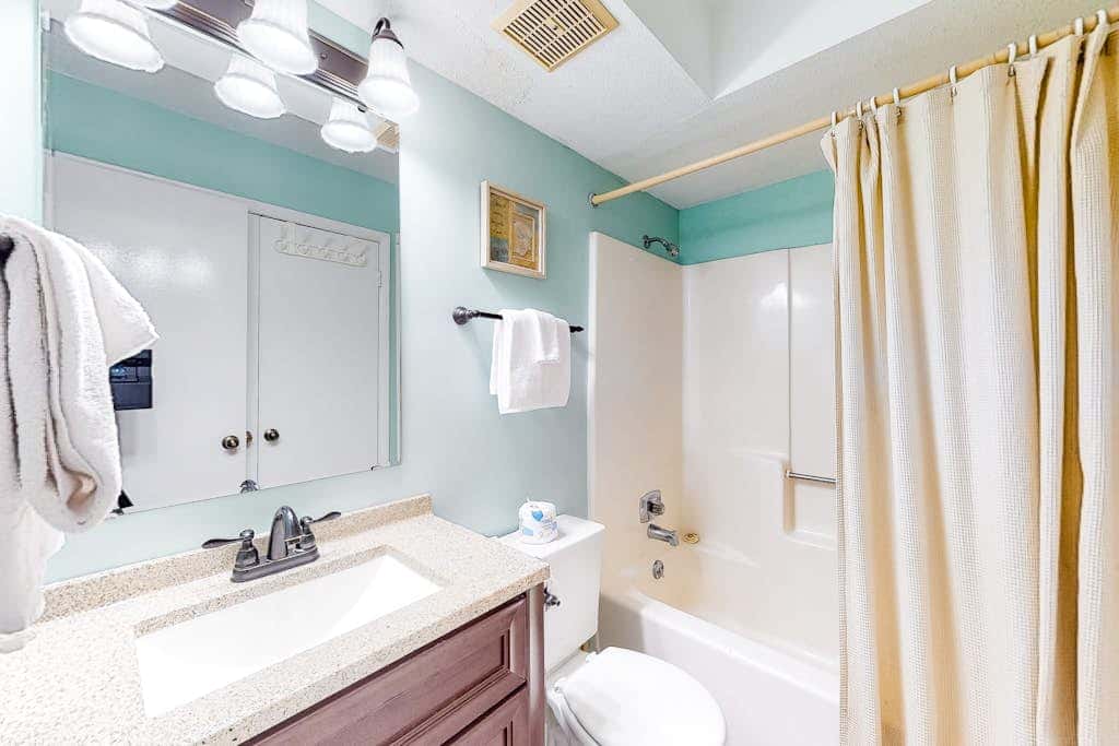 5th-floor beach-front condo with balcony, great views, & pool access