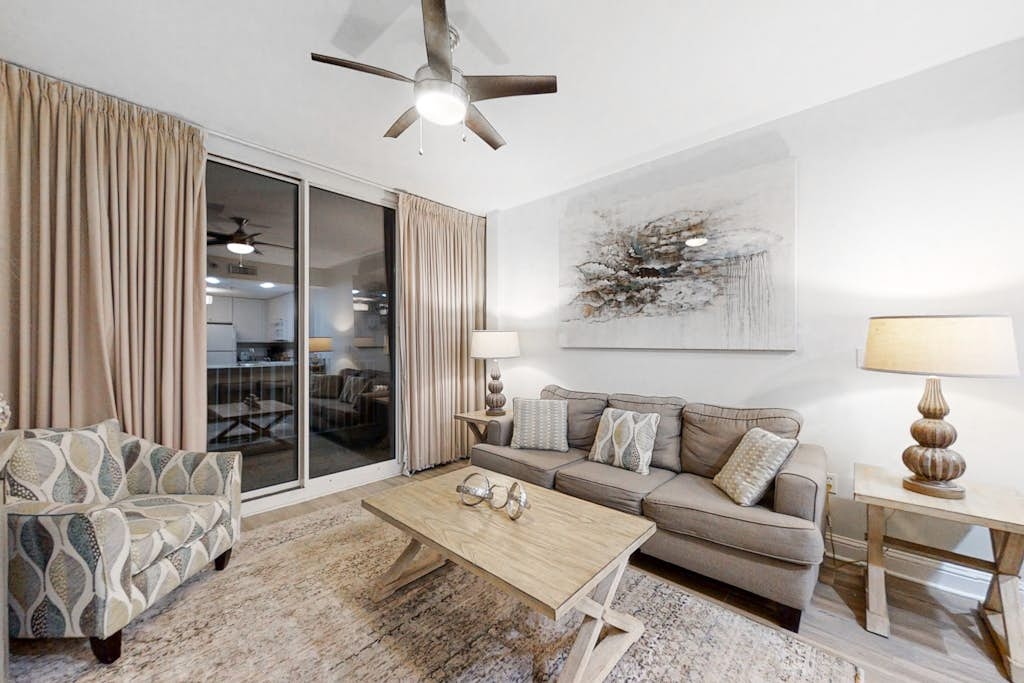 Gulf-Front Condo w Beach Access, WiFi, Balcony & Shared Pools, Hot Tubs & Gym