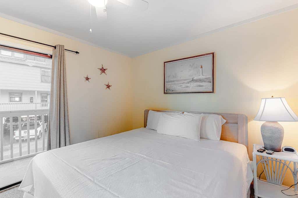 Air-Conditioned Condo in a Beachside Complex w/ WiFi, Balconies & Shared Pool