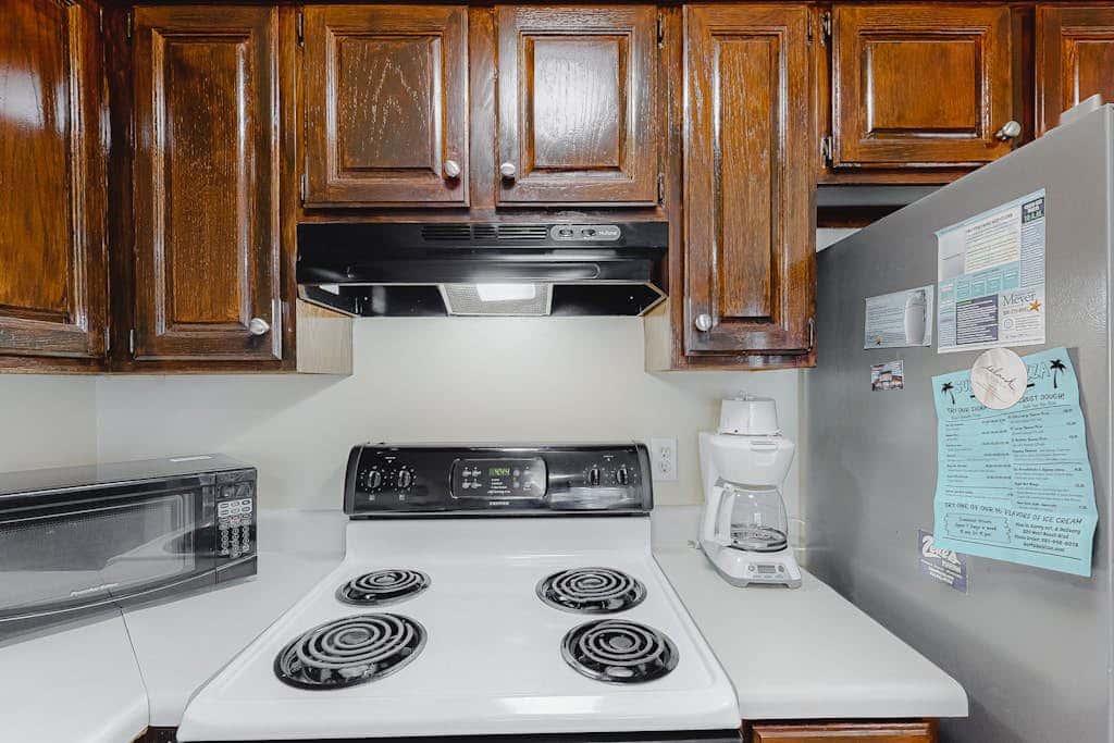 Air-Conditioned Condo in a Beachside Complex w/ WiFi, Balconies & Shared Pool