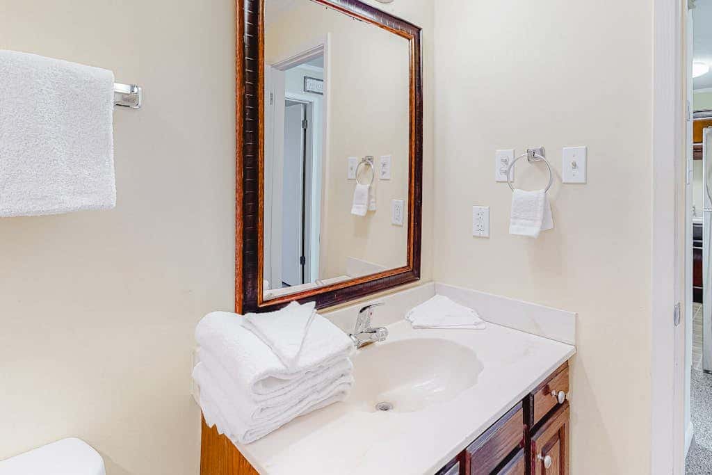 Air-Conditioned Condo in a Beachside Complex w/ WiFi, Balconies & Shared Pool