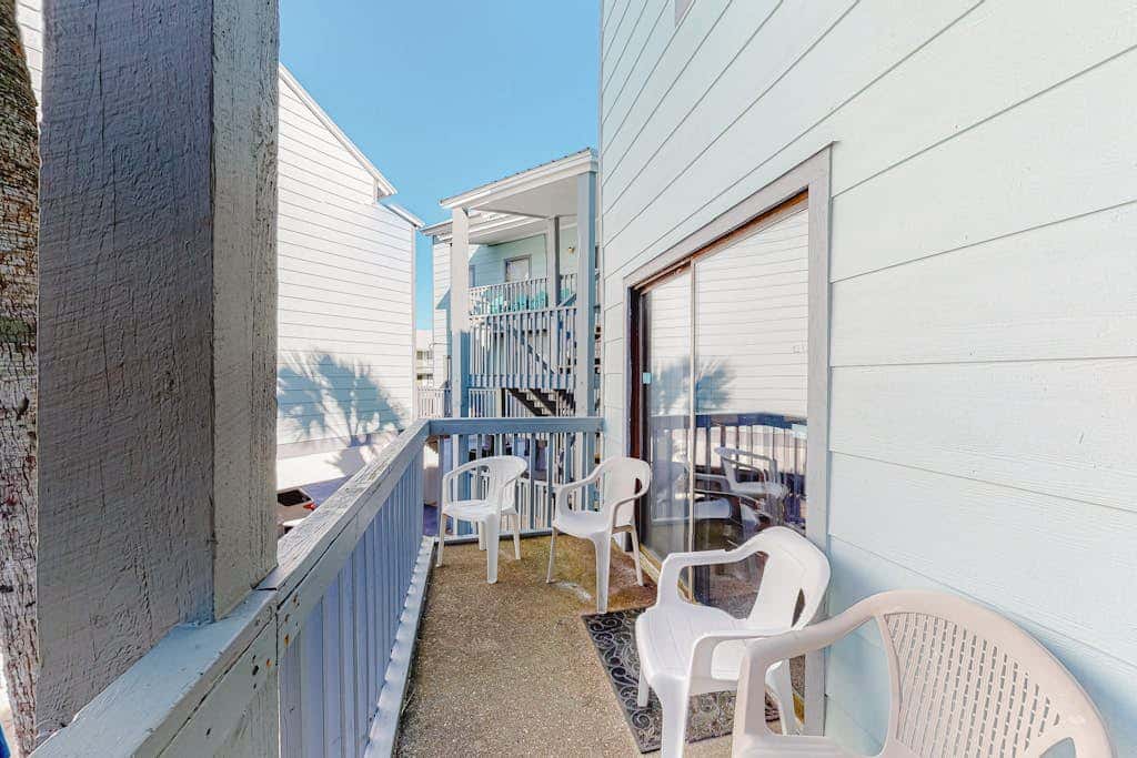 Air-Conditioned Condo in a Beachside Complex w/ WiFi, Balconies & Shared Pool