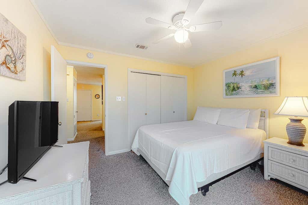 Air-Conditioned Condo in a Beachside Complex w/ WiFi, Balconies & Shared Pool