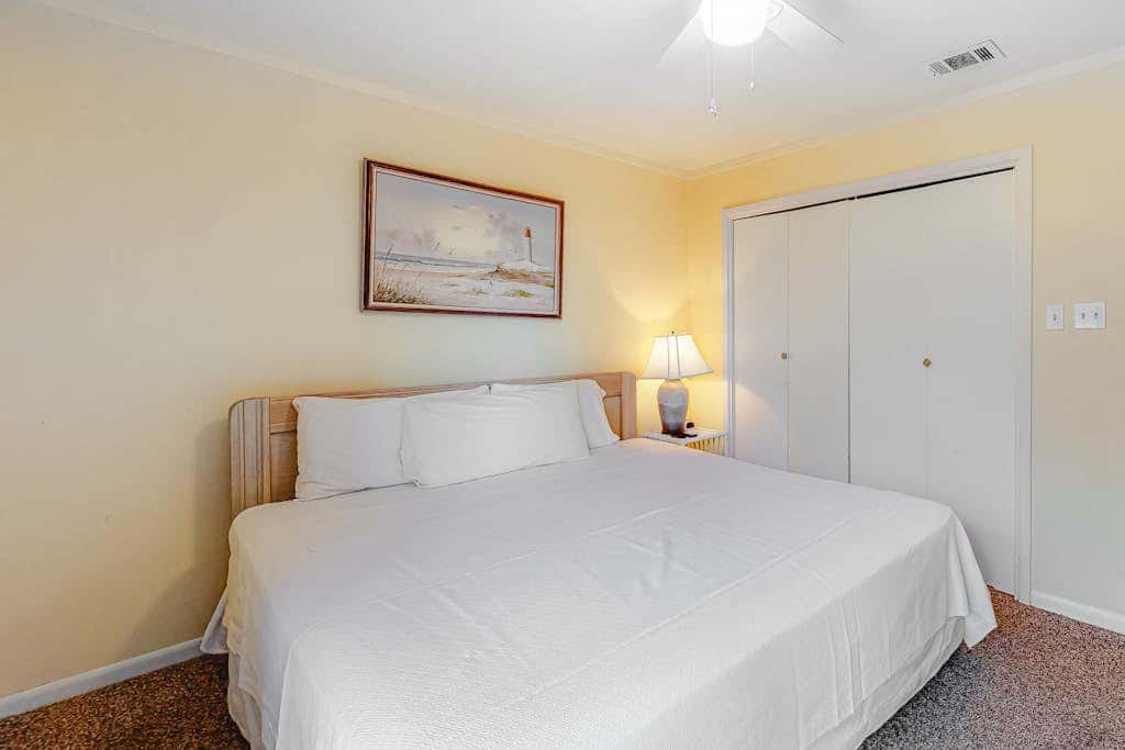 Air-Conditioned Condo in a Beachside Complex w/ WiFi, Balconies & Shared Pool