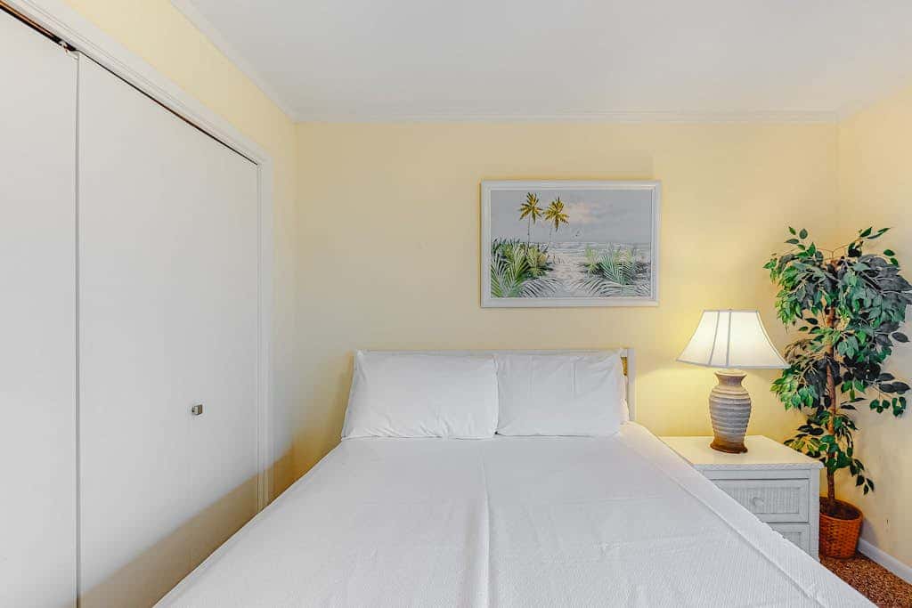 Air-Conditioned Condo in a Beachside Complex w/ WiFi, Balconies & Shared Pool
