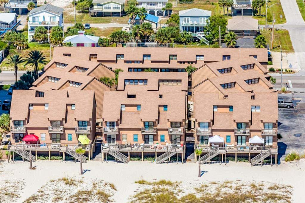 Air-Conditioned Condo in a Beachside Complex w/ WiFi, Balconies & Shared Pool
