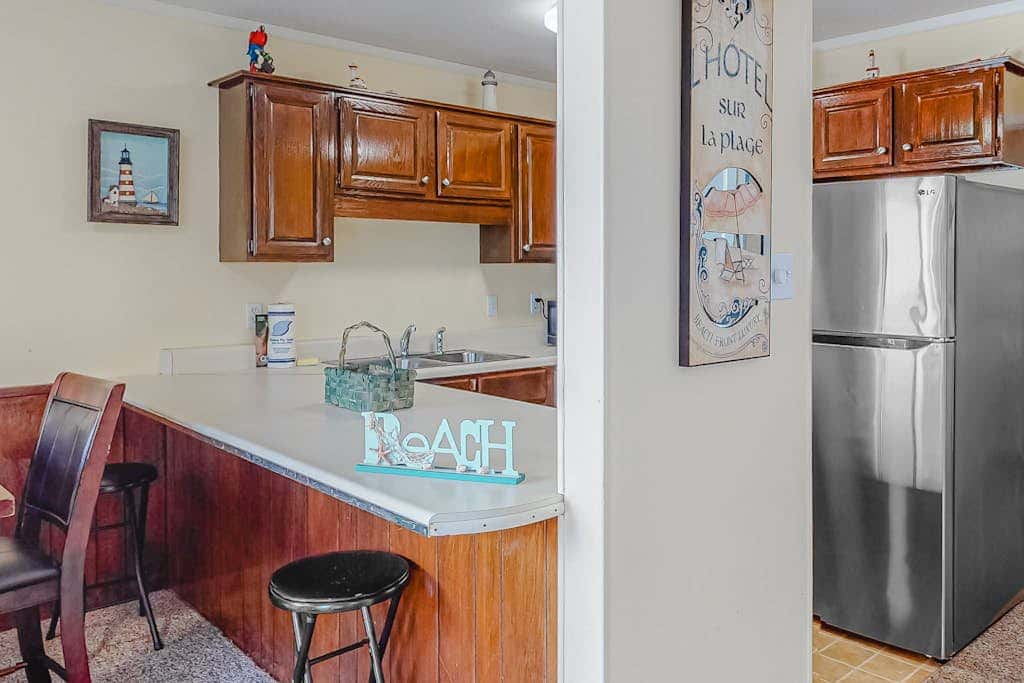 Air-Conditioned Condo in a Beachside Complex w/ WiFi, Balconies & Shared Pool