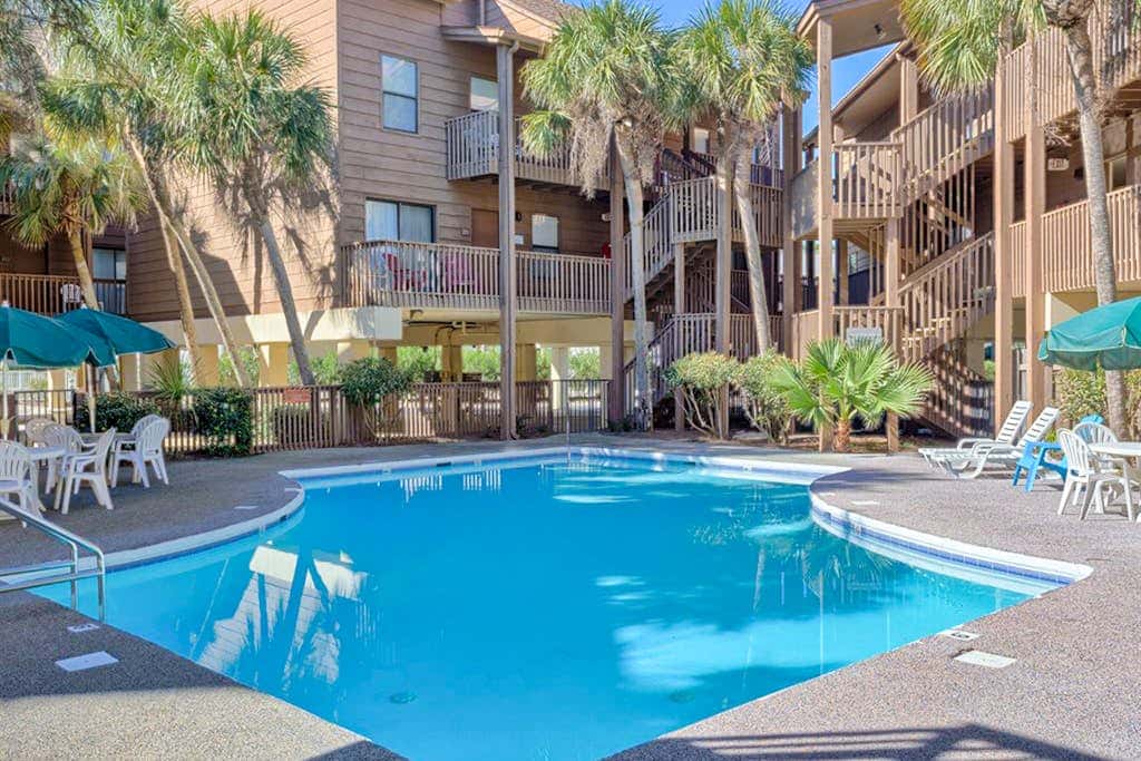 Air-Conditioned Condo in a Beachside Complex w/ WiFi, Balconies & Shared Pool