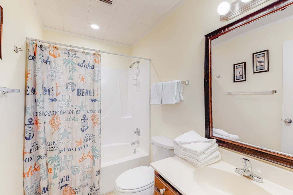 Air-Conditioned Condo in a Beachside Complex w/ WiFi, Balconies & Shared Pool