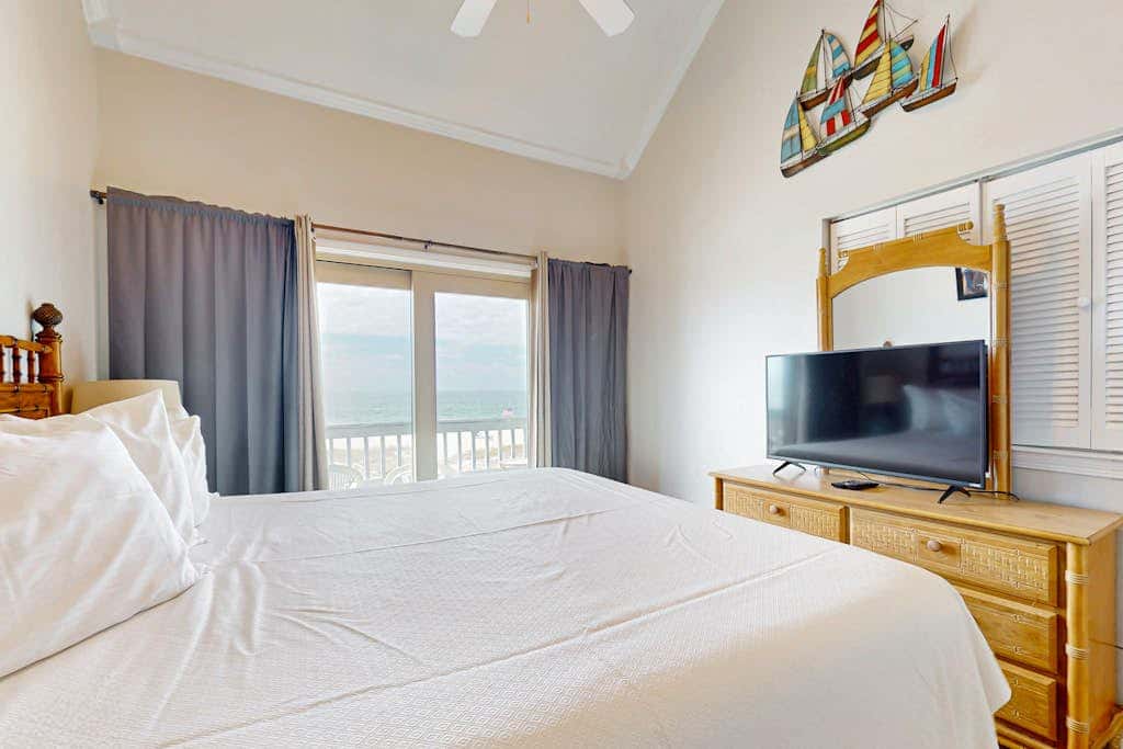 Multi-Level, Beachfront Condo w/ Gulf Views, Deck, WiFi, AC & Shared Pool