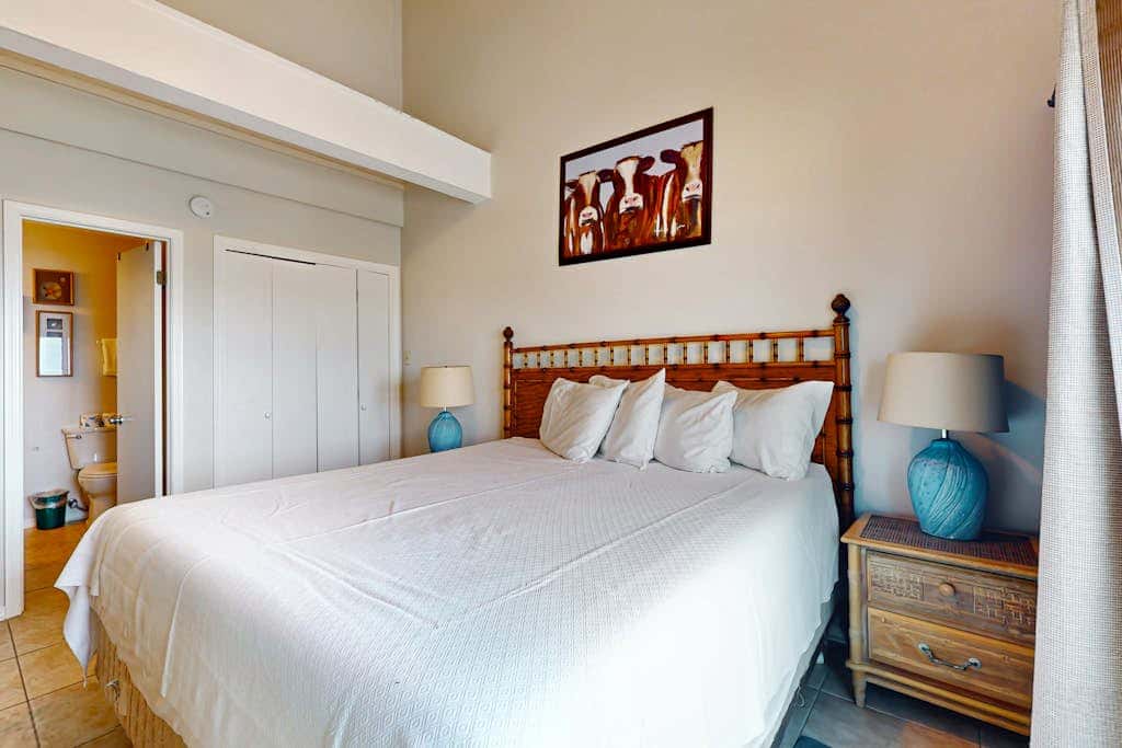 Multi-Level, Beachfront Condo w/ Gulf Views, Deck, WiFi, AC & Shared Pool