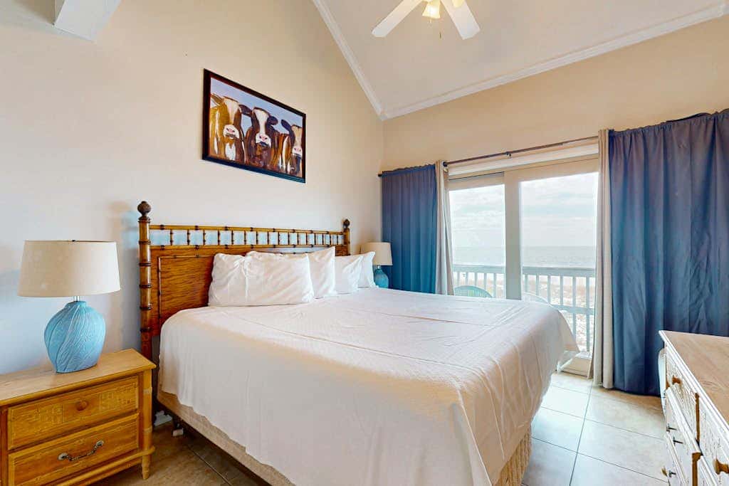 Multi-Level, Beachfront Condo w/ Gulf Views, Deck, WiFi, AC & Shared Pool