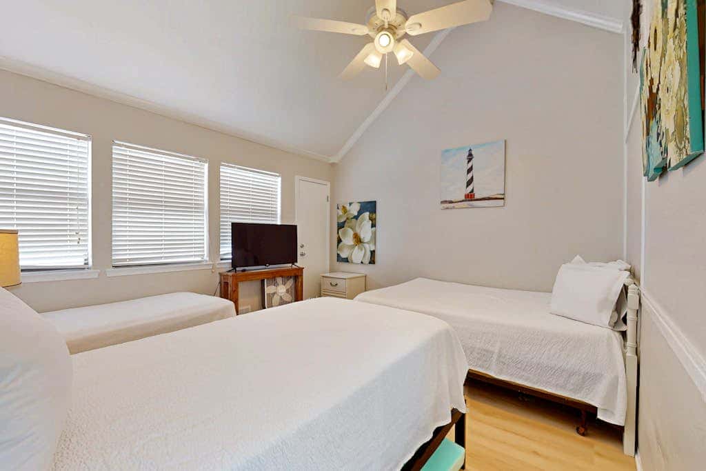 Multi-Level, Beachfront Condo w/ Gulf Views, Deck, WiFi, AC & Shared Pool