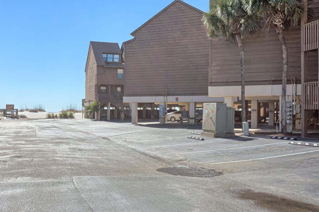 Multi-Level, Beachfront Condo w/ Gulf Views, Deck, WiFi, AC & Shared Pool