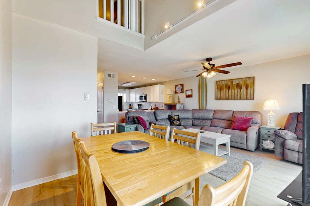 Multi-Level, Beachfront Condo w/ Gulf Views, Deck, WiFi, AC & Shared Pool