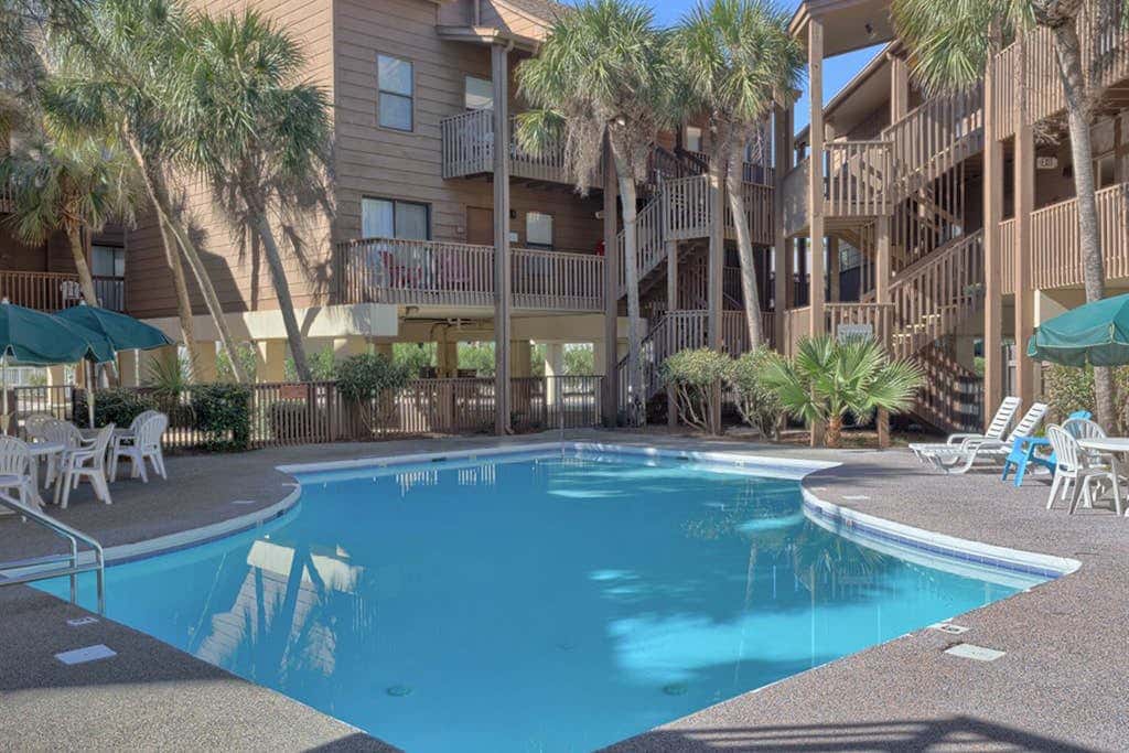 Multi-Level, Beachfront Condo w/ Gulf Views, Deck, WiFi, AC & Shared Pool