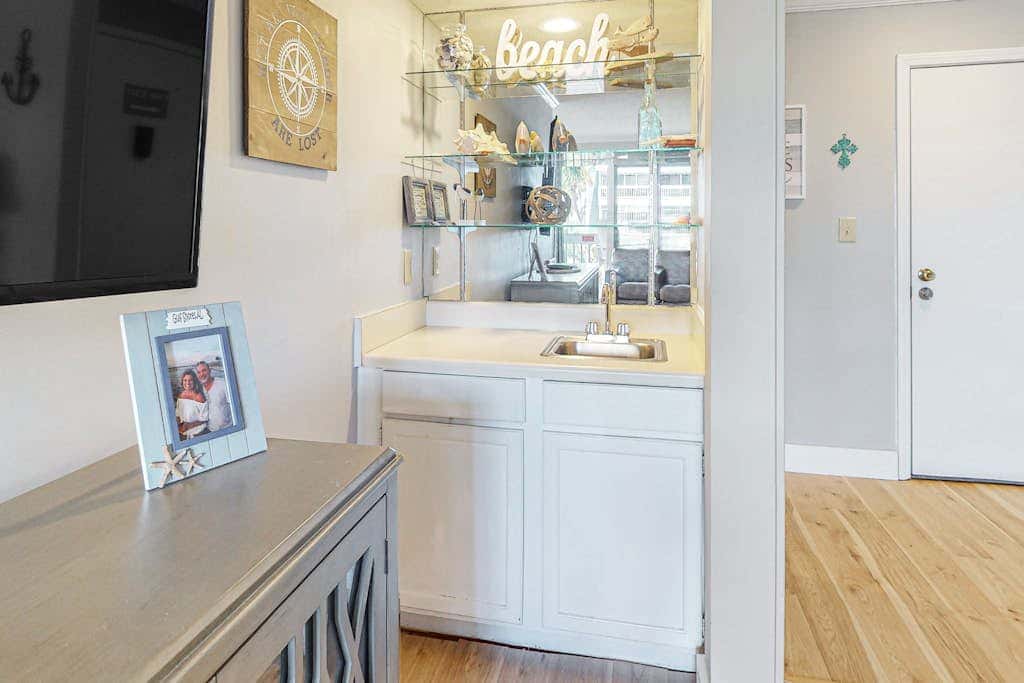 Bright & Beautiful Condo with Shared Pool, Boat & Fishing Pier, Balcony, AC