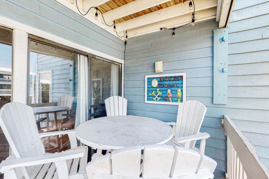 Bright & Beautiful Condo with Shared Pool, Boat & Fishing Pier, Balcony, AC