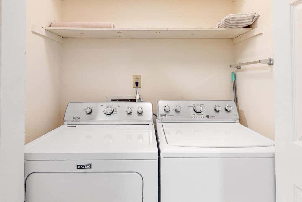 Bright & Beautiful Condo with Shared Pool, Boat & Fishing Pier, Balcony, AC