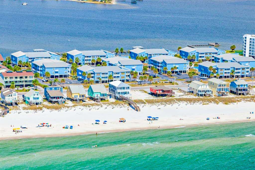 Bright & Beautiful Condo with Shared Pool, Boat & Fishing Pier, Balcony, AC