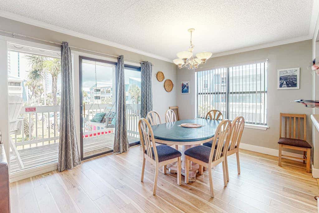Bright & Beautiful Condo with Shared Pool, Boat & Fishing Pier, Balcony, AC