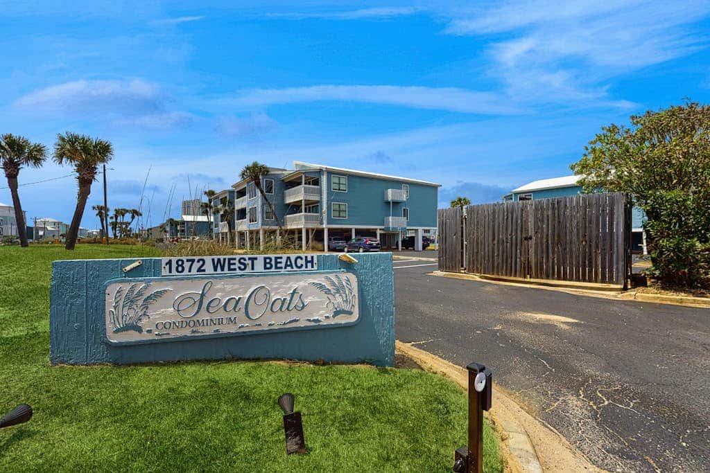 Bright & Beautiful Condo with Shared Pool, Boat & Fishing Pier, Balcony, AC