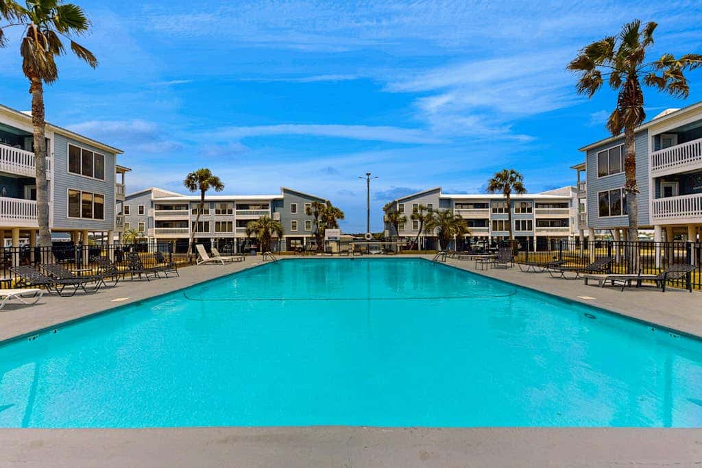 Bright & Beautiful Condo with Shared Pool, Boat & Fishing Pier, Balcony, AC