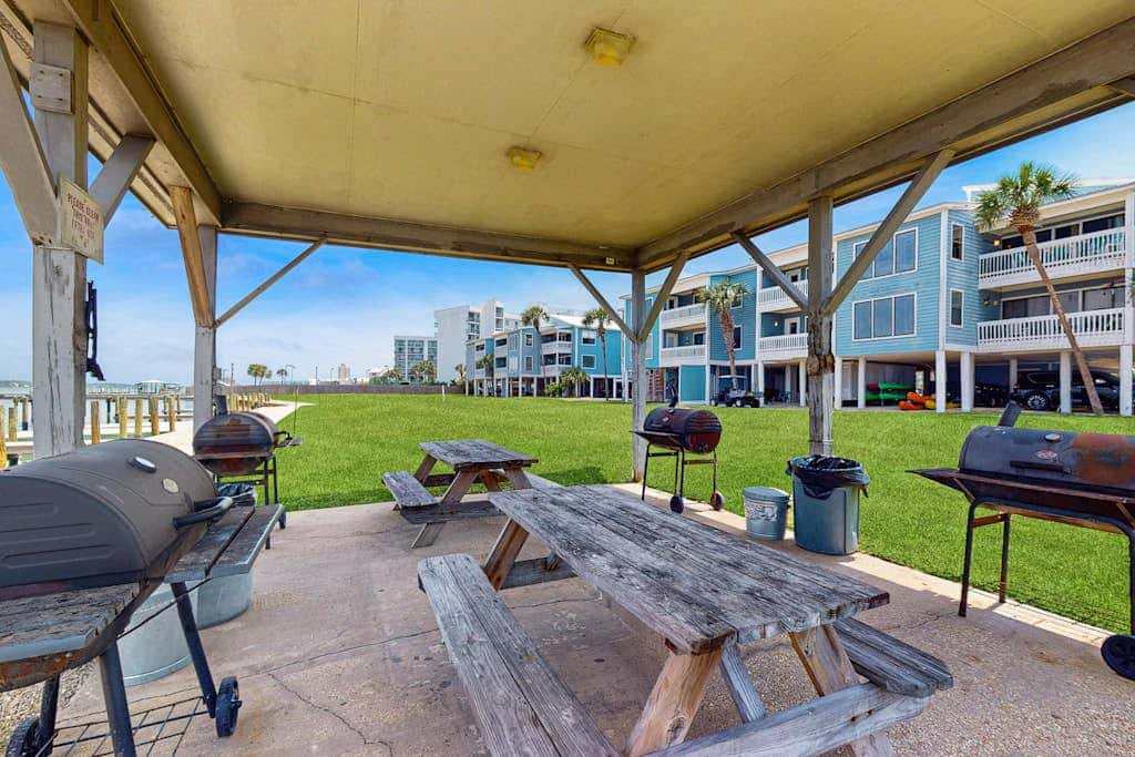 Bright & Beautiful Condo with Shared Pool, Boat & Fishing Pier, Balcony, AC