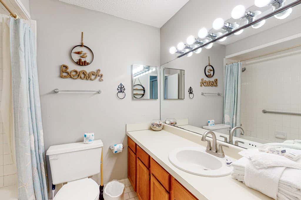 Bright & Beautiful Condo with Shared Pool, Boat & Fishing Pier, Balcony, AC