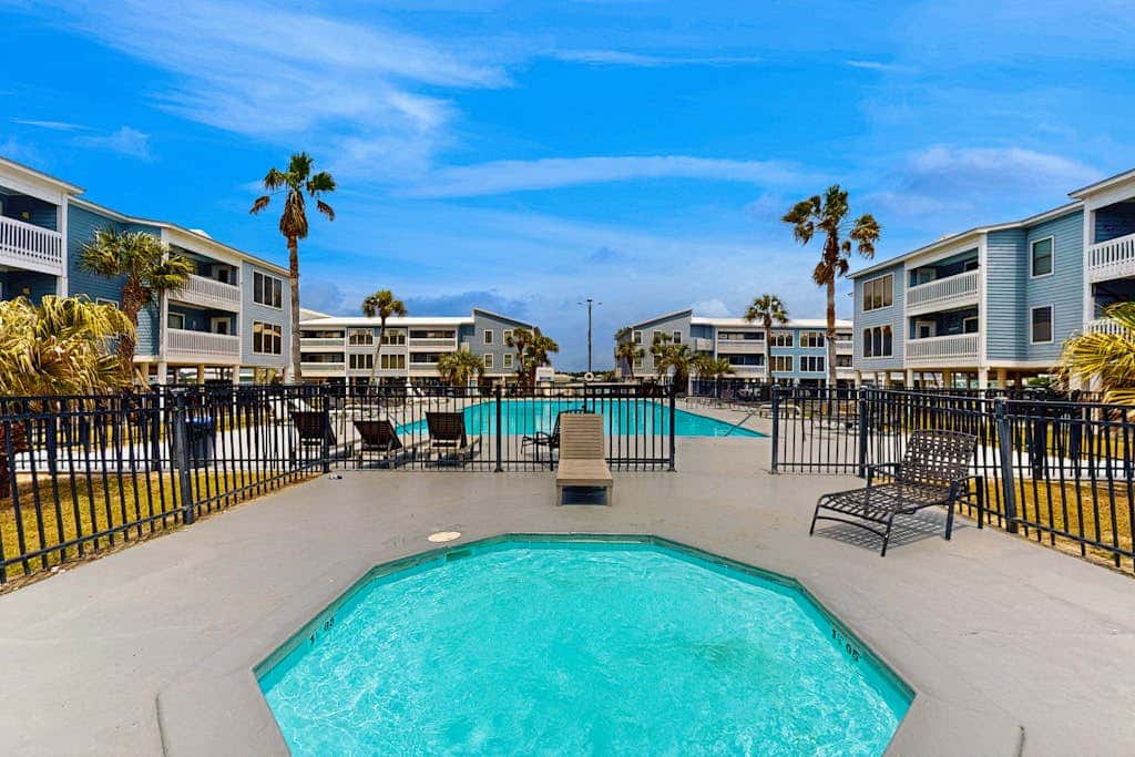 Bright & Beautiful Condo with Shared Pool, Boat & Fishing Pier, Balcony, AC