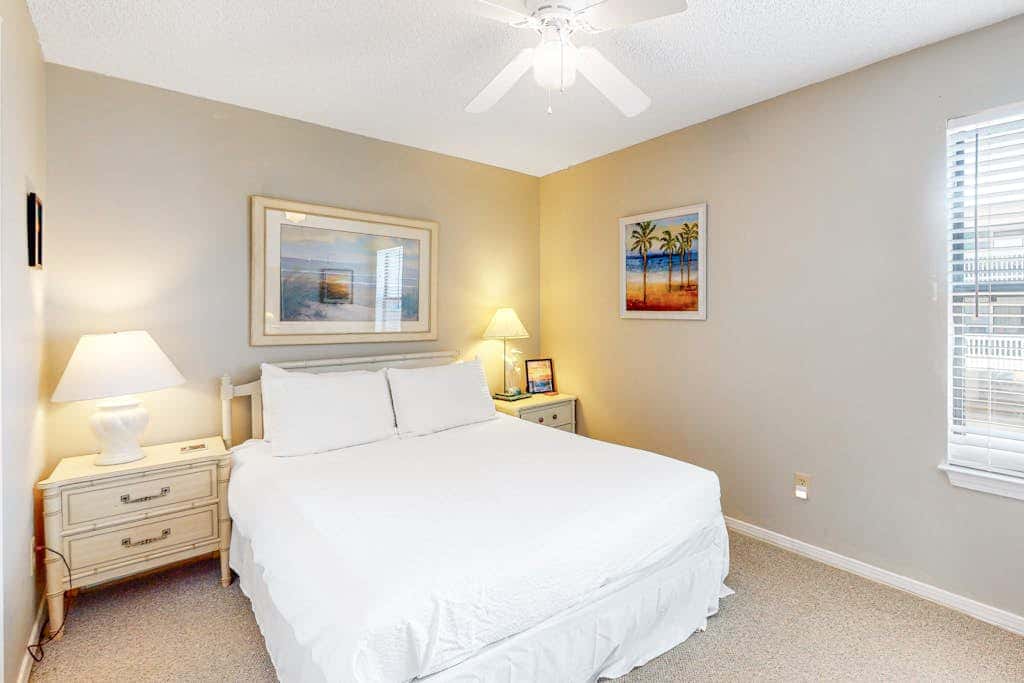 Bright & Beautiful Condo with Shared Pool, Boat & Fishing Pier, Balcony, AC